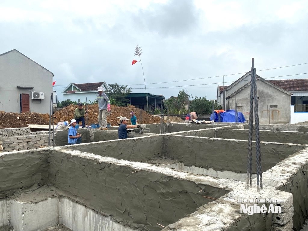 Công trình nhà ở dân sinh Nghệ An đang thi công. Ảnh: Văn Trường