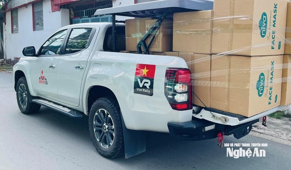 Xe bán tải vừa chở hàng, vừa chở người. Ảnh: Văn Trường