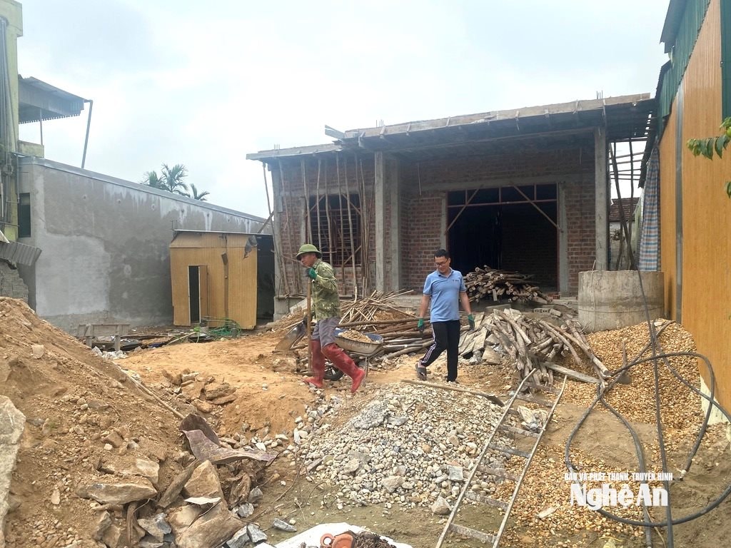 Công trình nhà dân ở xã Giai Lạc chỉ có 2 thợ xây. Ảnh: Văn Trường