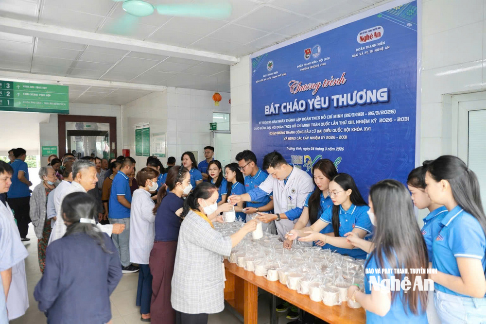 Suất cháo nóng được trao đến tay bệnh nhân, góp phần hỗ trợ bữa ăn trong thời gian điều trị. Ảnh: Xuân Thương