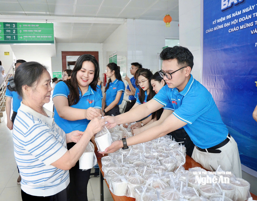 Suất cháo nóng được trao đến tay bệnh nhân, góp phần hỗ trợ bữa ăn trong thời gian điều trị. Ảnh: Xuân Thương