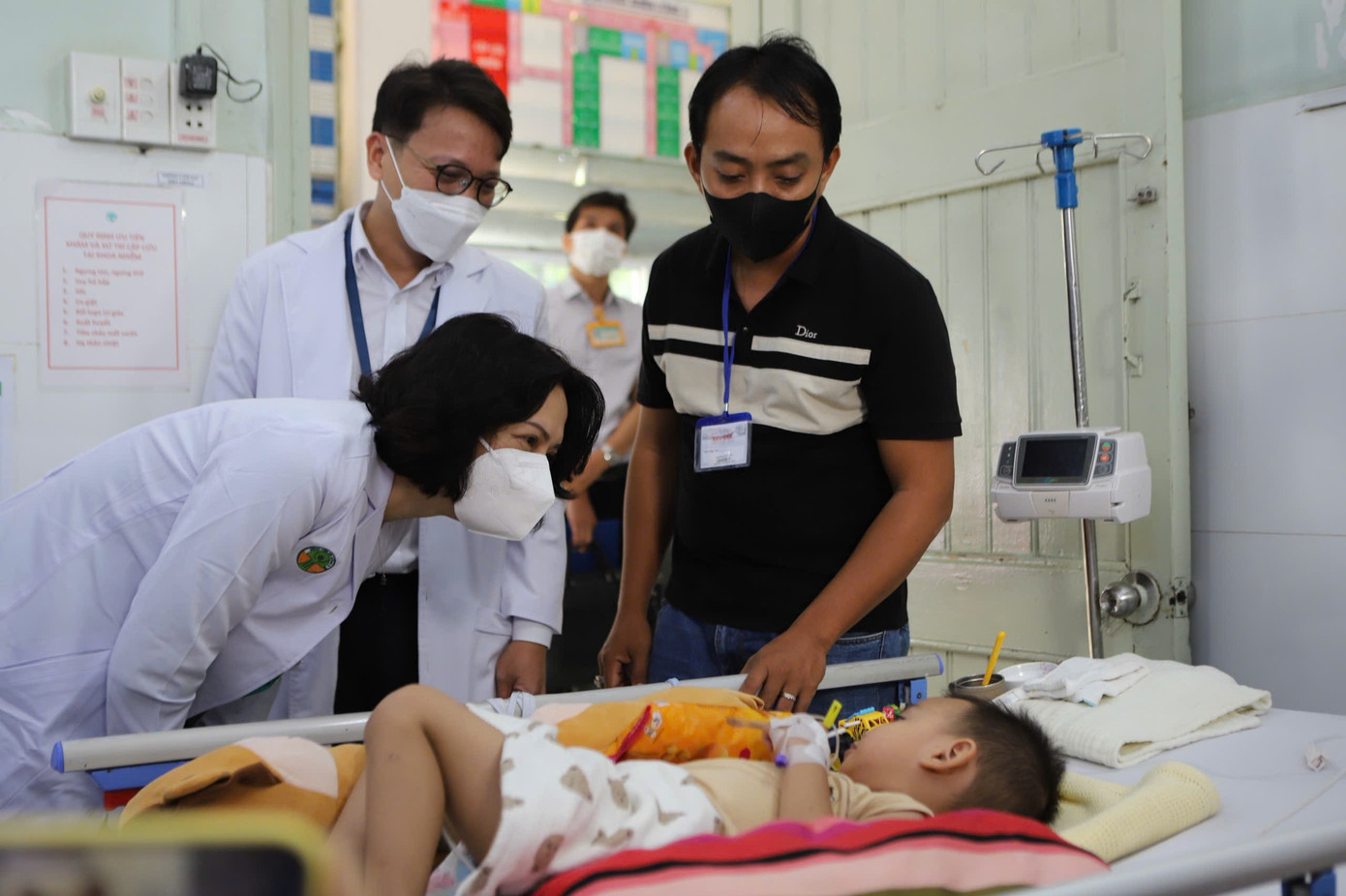 Đoàn công tác Bộ Y tế thăm trẻ mắc bệnh tay chân miệng điều trị tại Bệnh viện Nhi Đồng 2