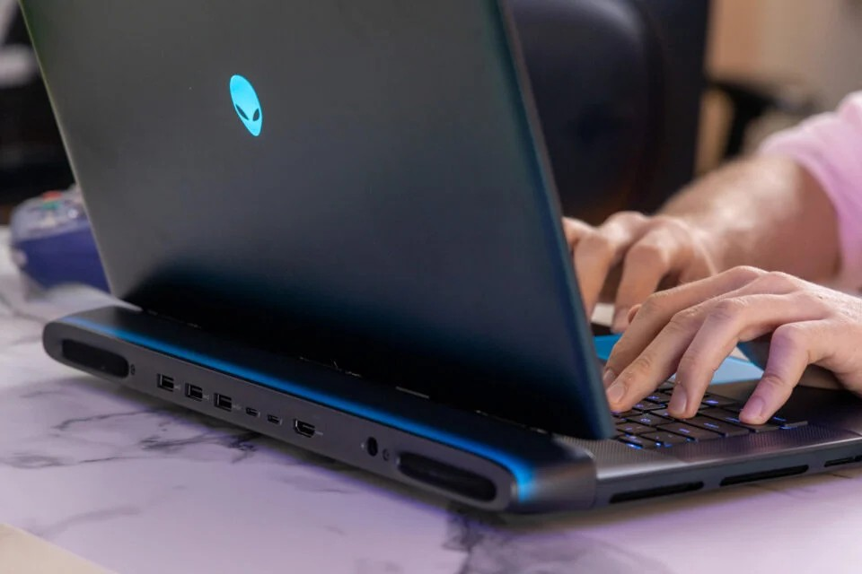 Dell đã thông báo tăng giá laptop cao cấp từ tháng 1. Ảnh: Gizmodo 