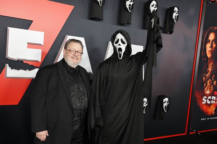 Roger L. Jackson cũng tiếp tục đảm nhận vai trò lồng tiếng cho nhân vật Ghostface trong phần phim thứ 7.