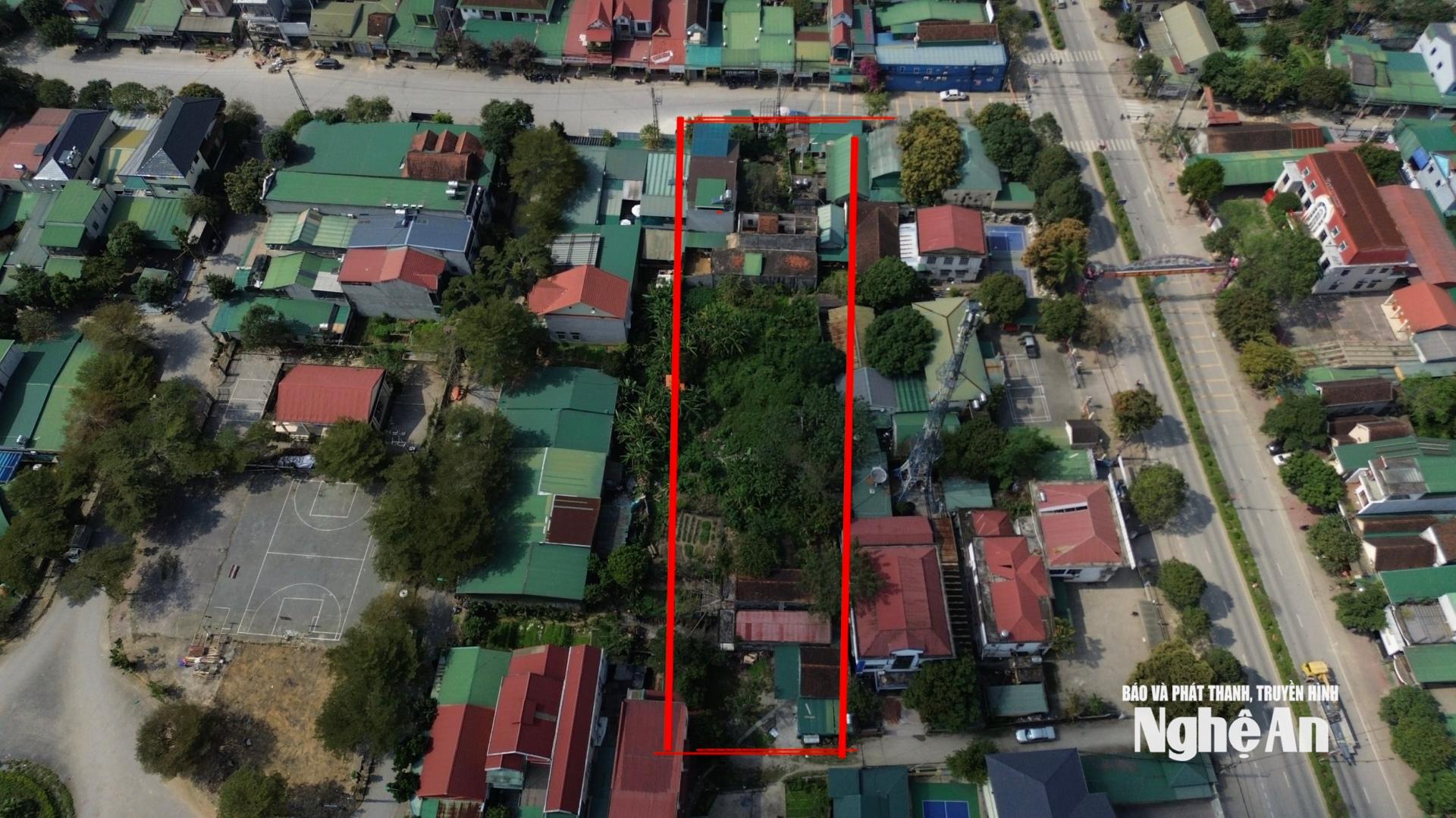 Theo quy hoạch, sẽ có tuyến đường 12m (khu vực khoanh đỏ), nhưng sau 15 năm vẫn chưa thực hiện được. Ảnh: Tiến Đông