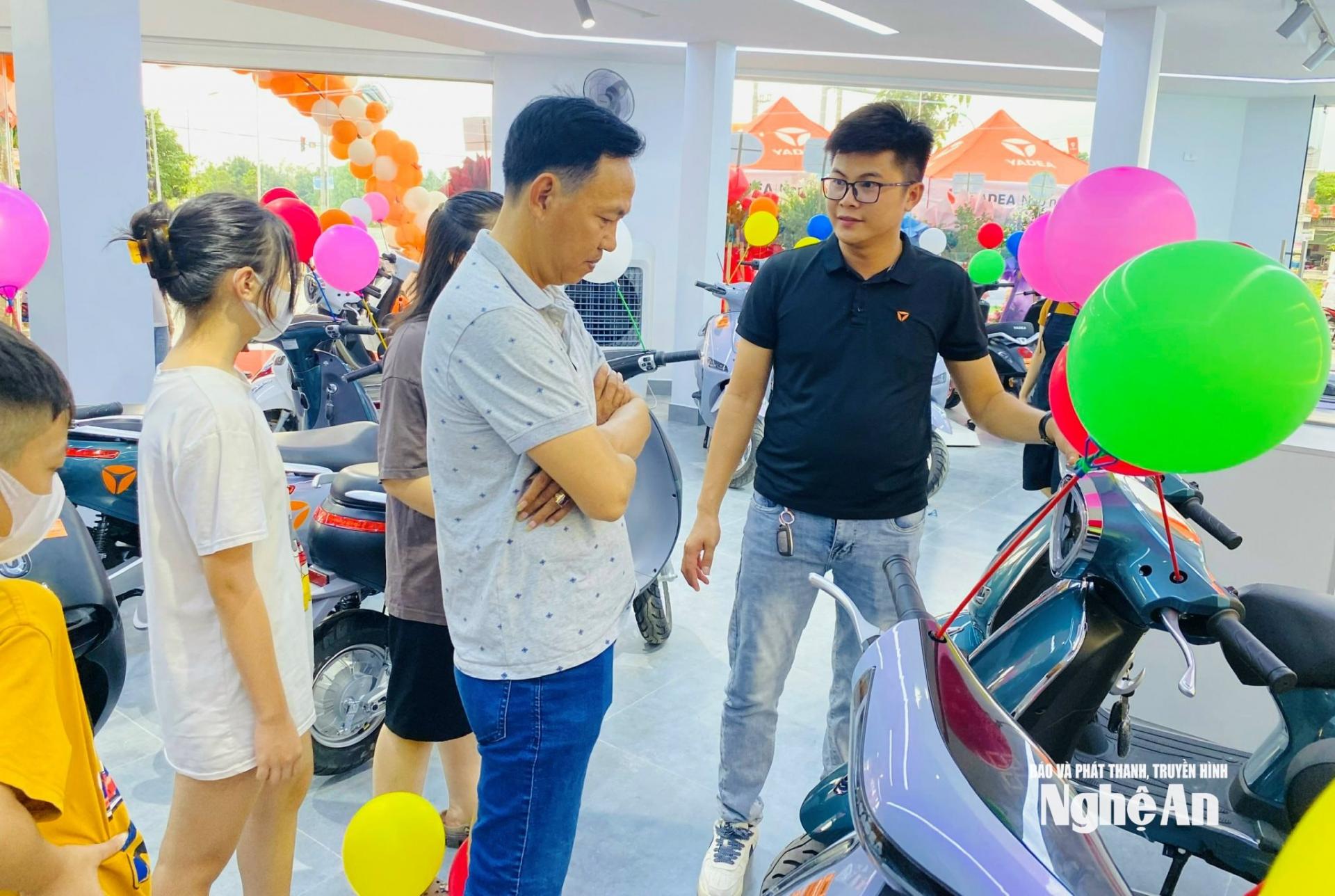 Phương án chuyển sang sử dụng xe điện cũng nhiều người tính đến khi giá xăng dầu tăng cao. Ảnh: Q.A