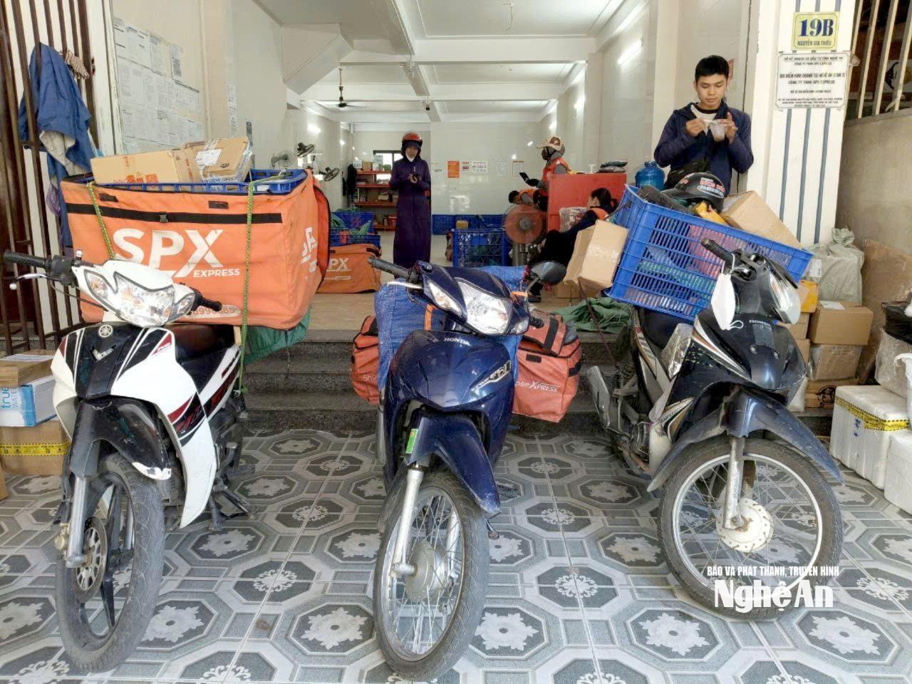 Dịch vụ giao hàng, xe ôm công nghệ chịu tác động mạnh vì giá xăng dầu tăng. Ảnh: Q.A