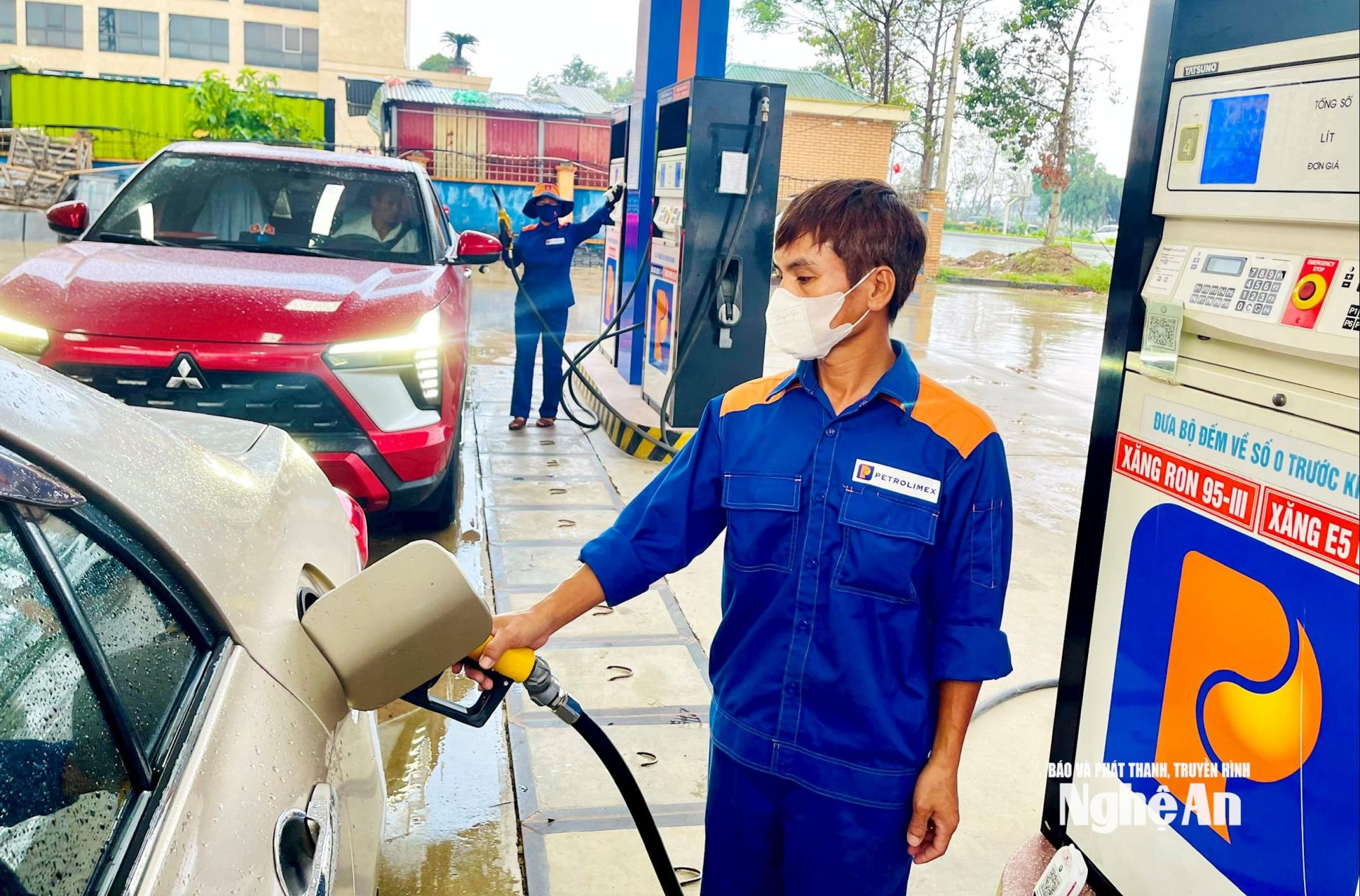 Giá xăng đang ở mức cao trong 2 năm trở lại đây. Ảnh: Q.A