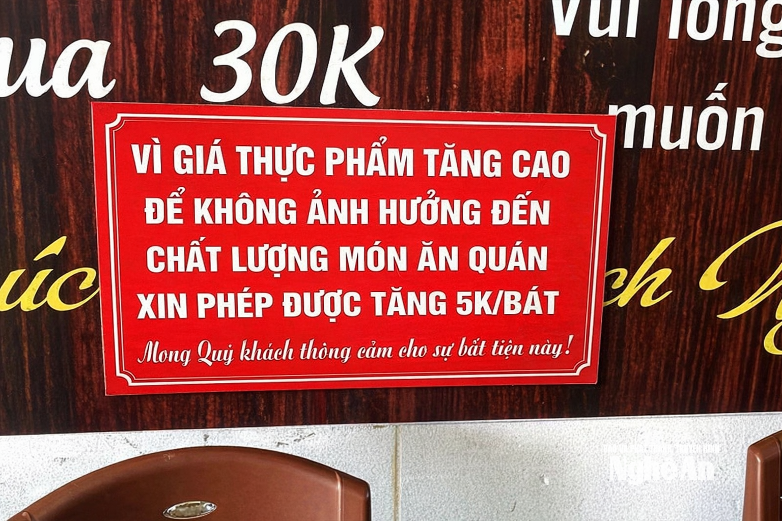 Một số hàng quán tại TP. Vinh (cũ) đã treo biển thông báo tăng giá món ăn. Ảnh: Q.A