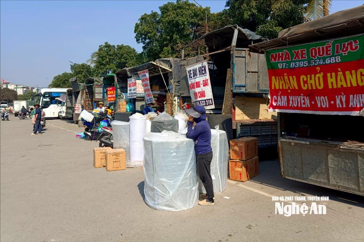 Các xe chở hàng hoạt động tại bến xe chợ Vinh. Ảnh: Q.A