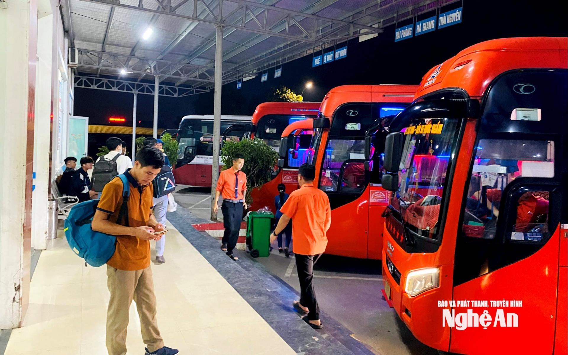 Ngành vận tải chịu ảnh hưởng trực tiếp từ giá xăng dầu. Ảnh: Q.A