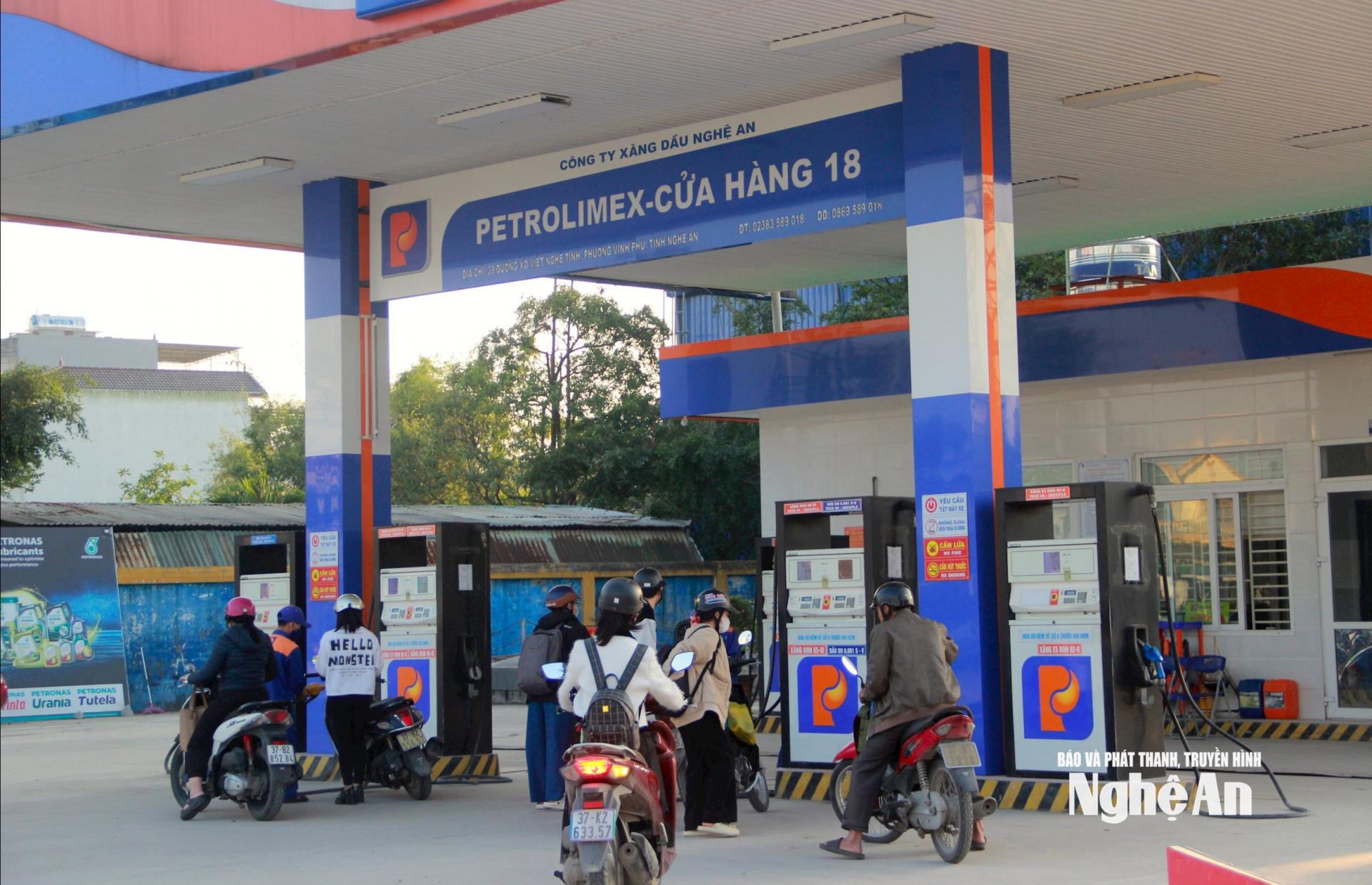 Giá xăng tăng liên tiếp 2 lần trong những ngày đầu tháng 3/2026. Ảnh: Q.A