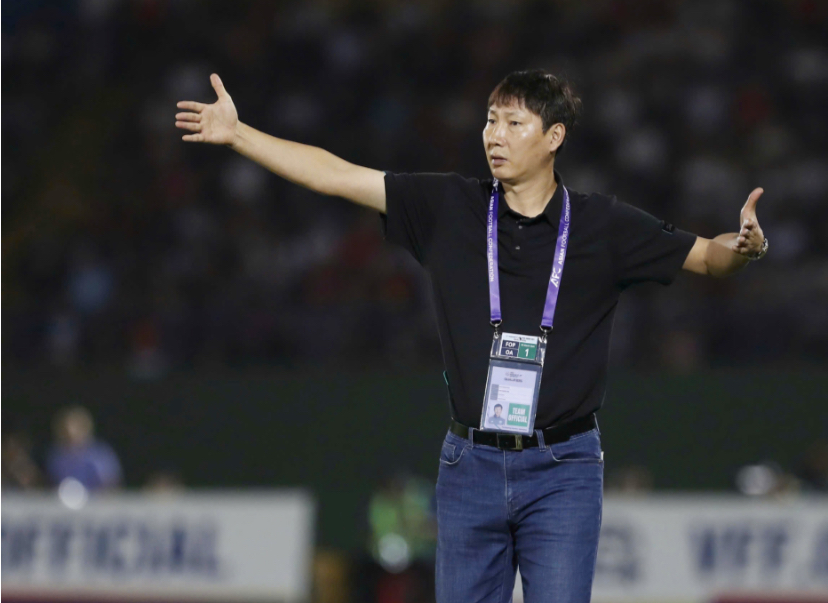 HLV Kim Sang Sik phải tính đường dài cho tuyển Việt Nam