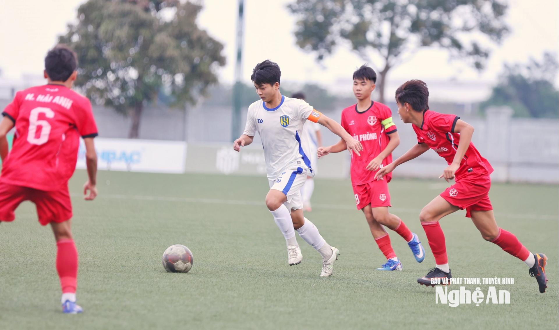 Minh Chánh đóng vai trò giữ nhịp cho tuyến giữa SLNA I. Ảnh: Đức Anh