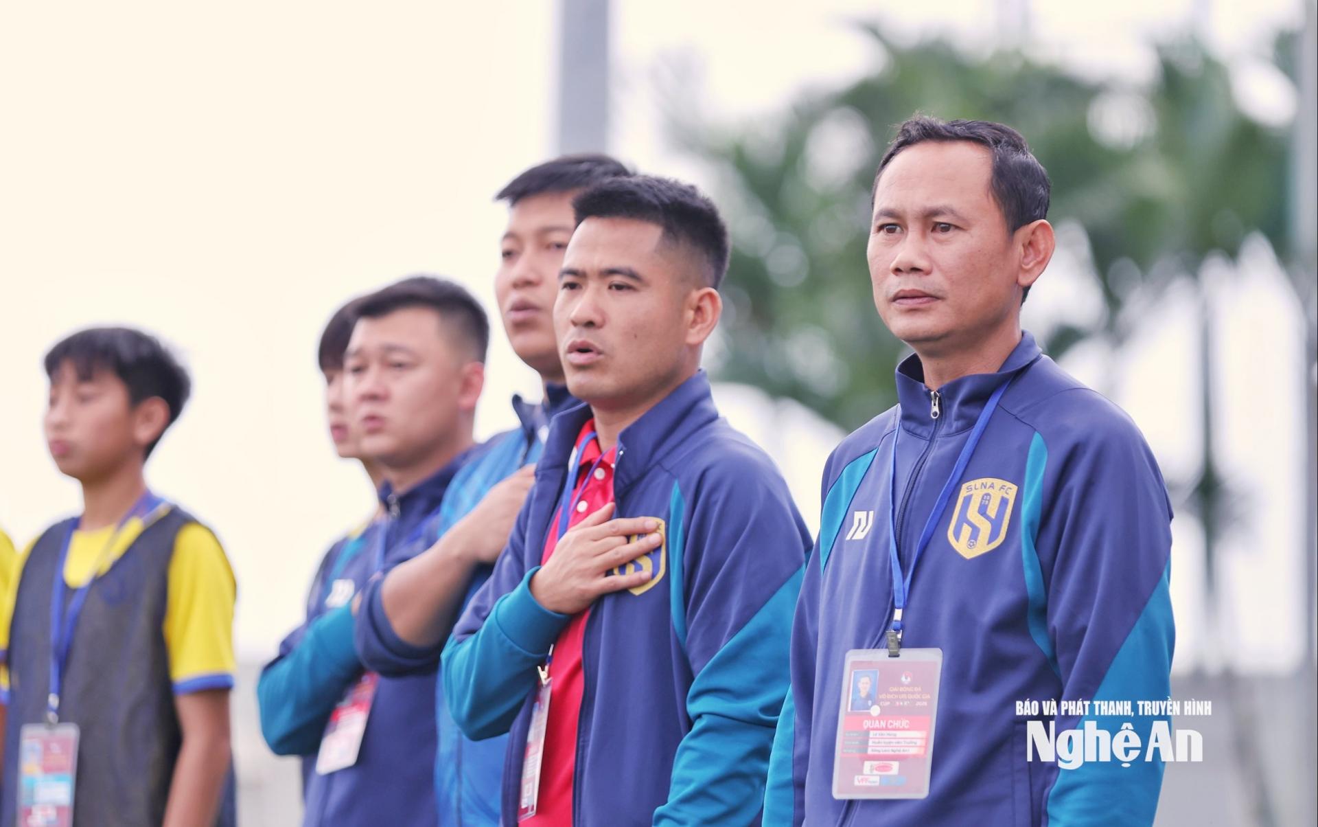 HLV Lê Văn Hùng - HLV trưởng U15 SLNA I (ngoài cùng bên phải). Ảnh: Đức Anh