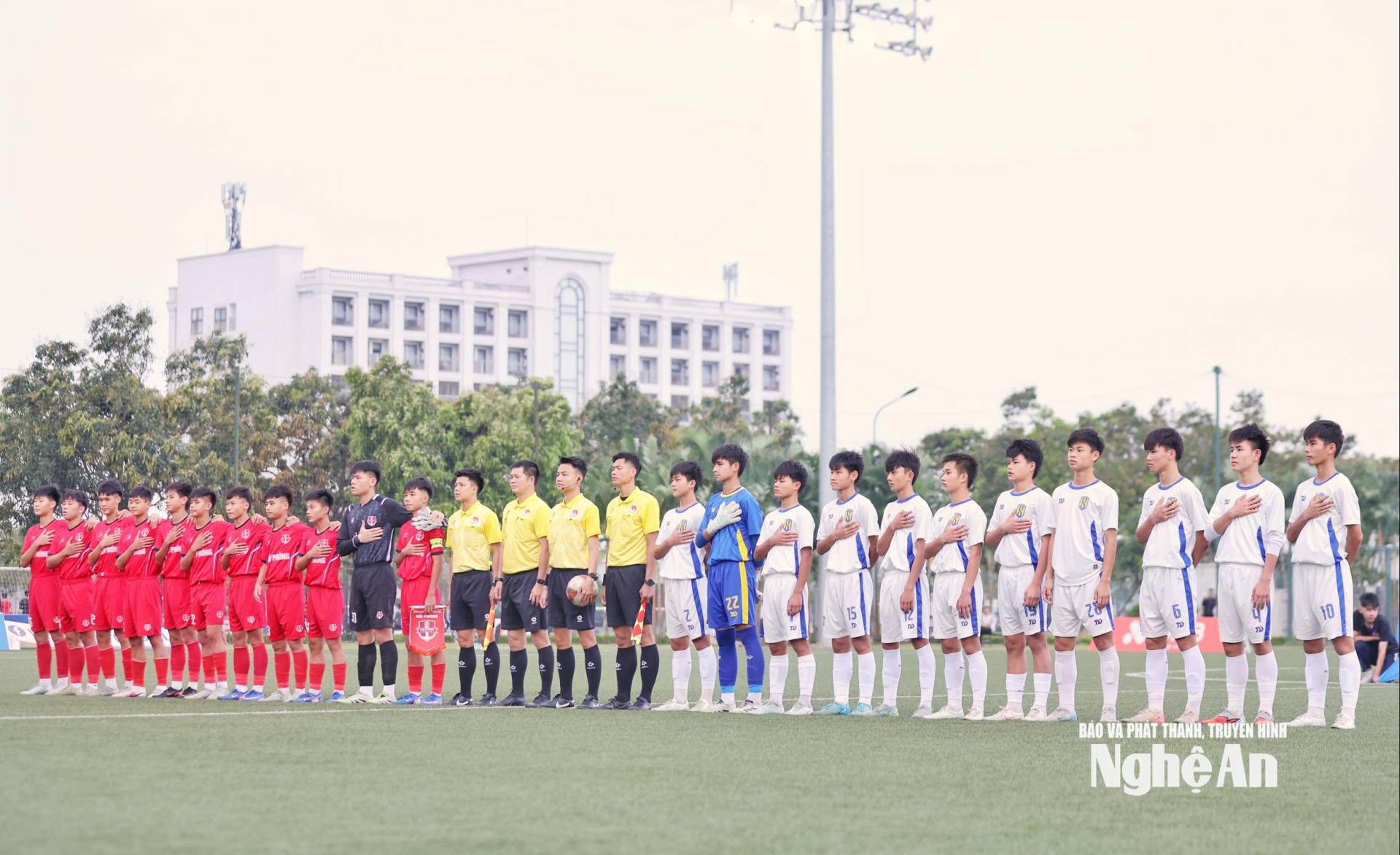 Đội hình xuất phát của U15 SLNA I và U15 Hải Phòng. Ảnh: Đức Anh