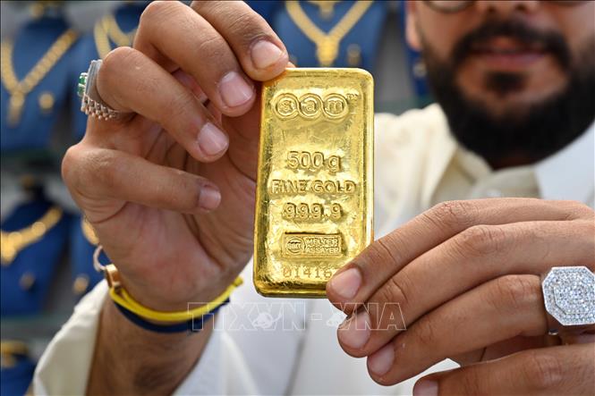 Dữ liệu của Dow Jones Market cho thấy hợp đồng tương lai vàng được giao dịch nhiều nhất đã giảm 486,80 USD mỗi ounce, tương đương 9,6% trong tuần kết thúc vào ngày 21/3/2023, xuống còn 4.574,90 USD. (Trong ảnh: Vàng miếng được bán tại cửa hàng ở Kuwait City, Kuwait. Ảnh: THX/TTXVN)