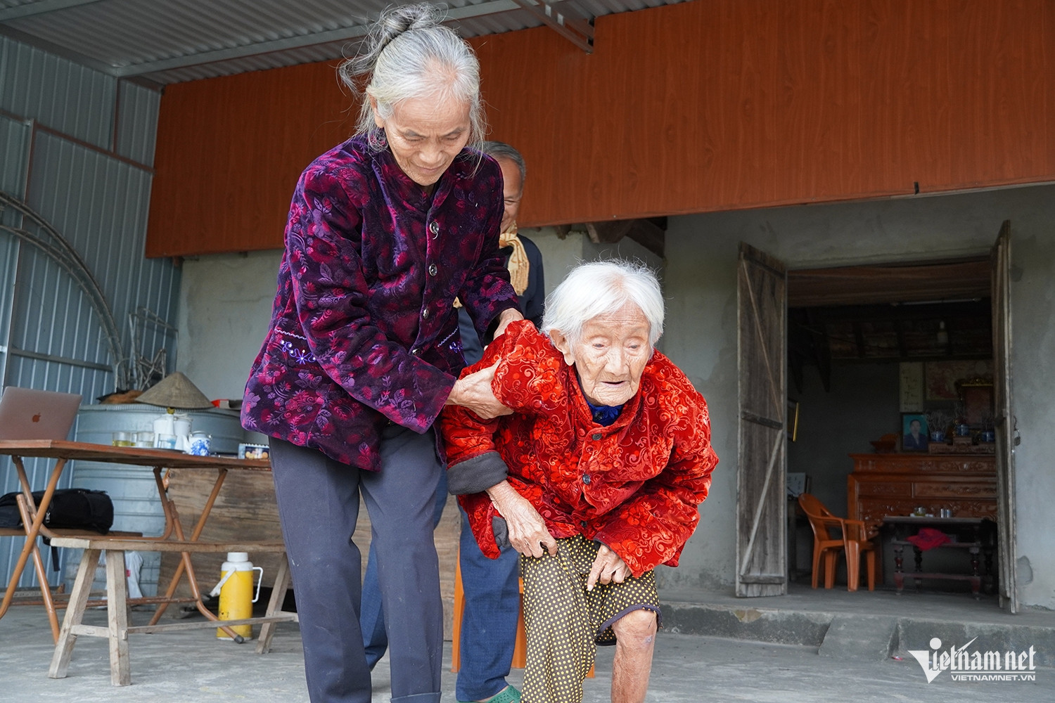 Cụ Bình sống cùng con gái và cháu trai trong căn nhà cấp 4 ở thôn Minh Nhuận