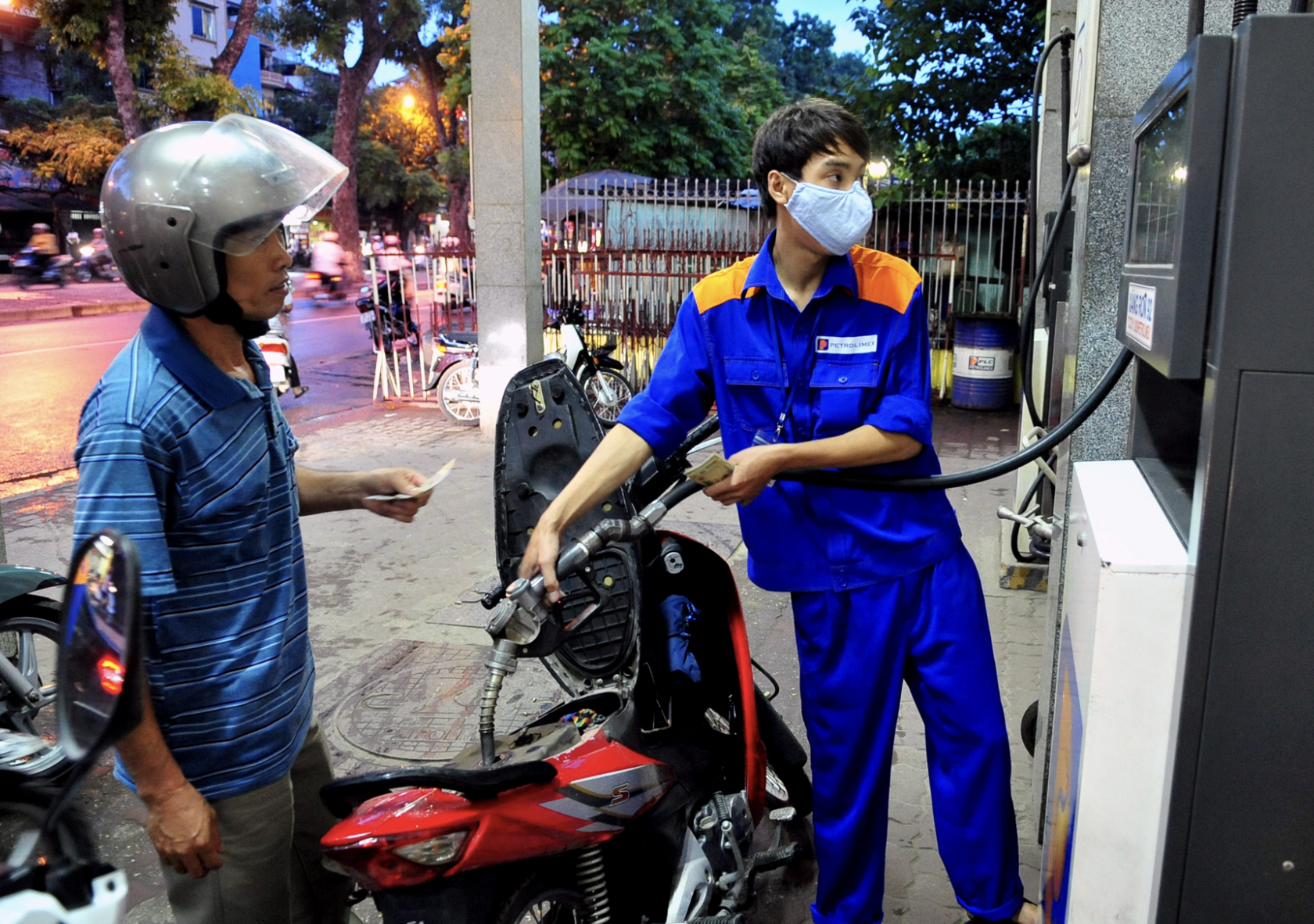 Chính phủ quyết định chi tạm ứng 8.000 tỷ đồng cho Quỹ Bình ổn giá xăng dầu để ổn định giá mặt hàng này trong nước. Ảnh: Nam Khánh