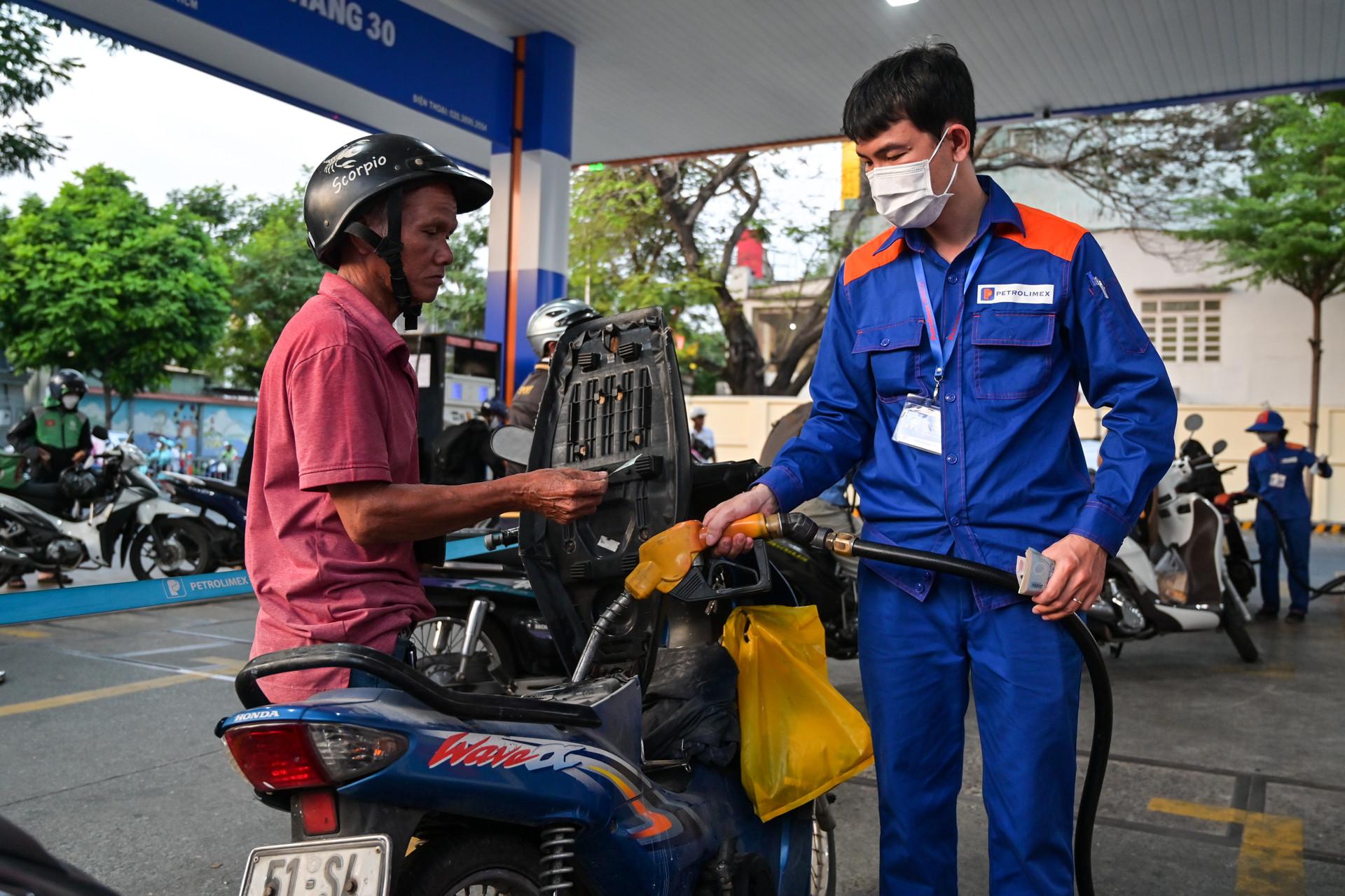 Giá xăng đi xuống. Ảnh: Nguyễn Huế