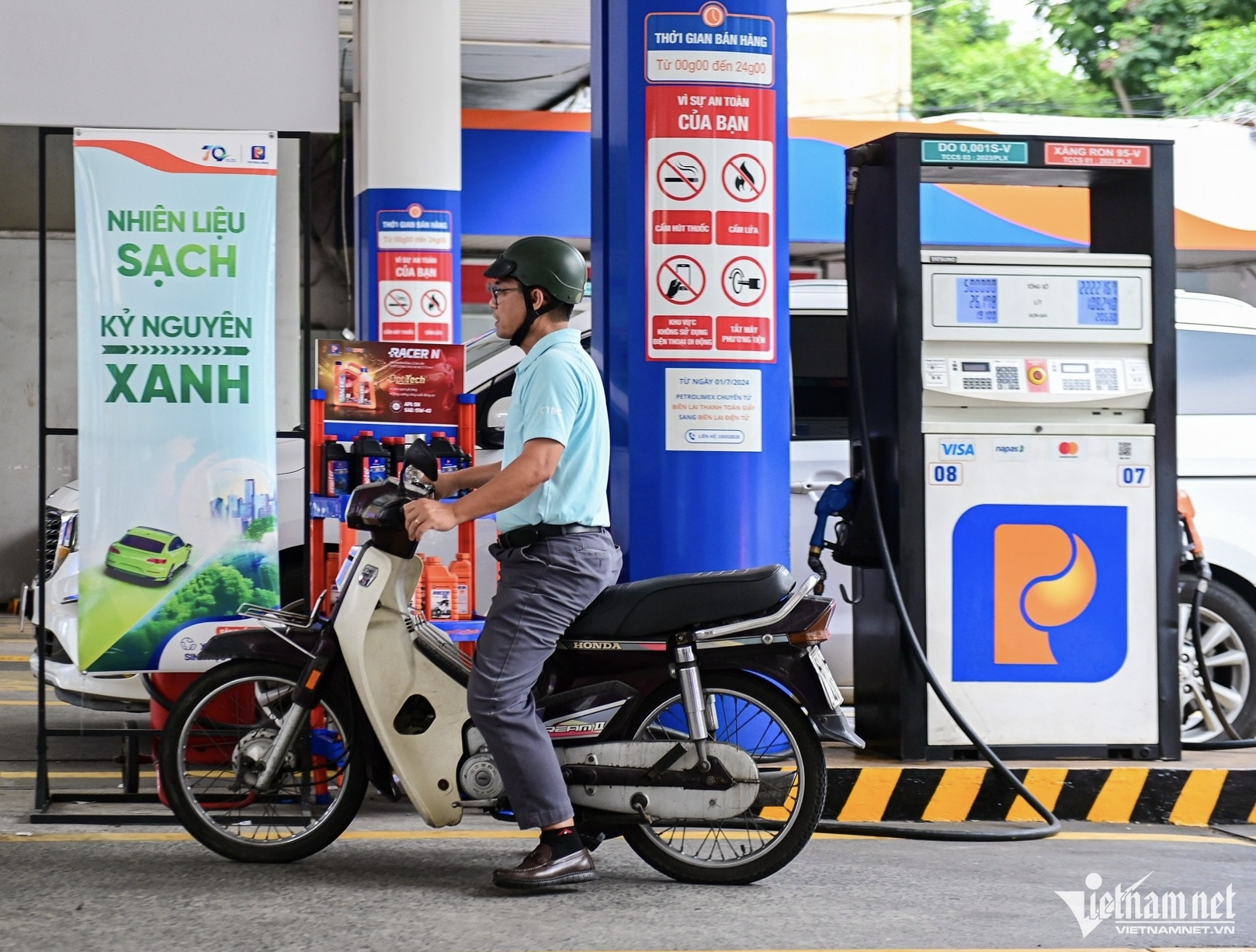 Thứ trưởng Nguyễn Sinh Nhật Tân yêu cầu chuyển sang sử dụng xăng sinh học càng sớm càng tốt. Ảnh: Nguyễn Huế