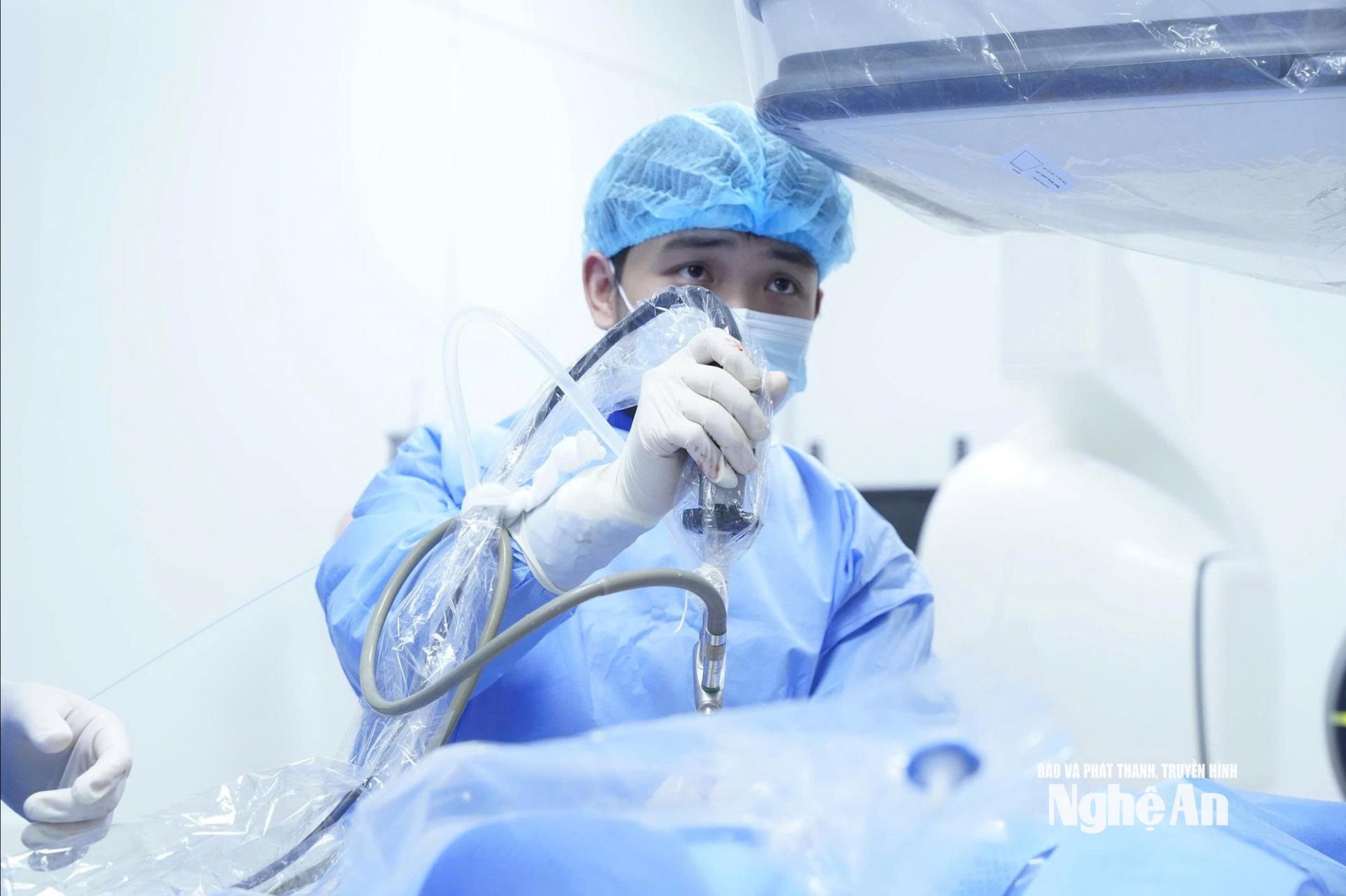 Bác sĩ Nguyễn Cao Việt thực hiện kỹ thuật Tán sỏi đường mật qua da. Ảnh: Đơn vị cung cấp