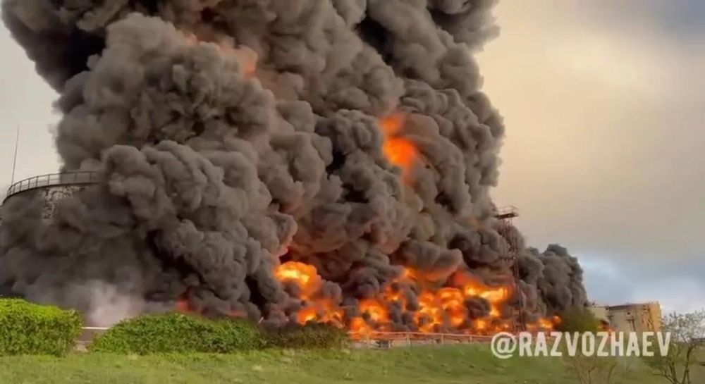 Ảnh cắt từ video do Thị trưởng Sevastopol Mikhail Razvozhaev công bố trên kênh điện tử, ngày 29/4, cho thấy đám cháy dữ dội từ một bể dầu ở Sevastopol, Crimea, được cho là do UAV của Ukraine gây ra. (Nguồn: Razvozhaev/AP)