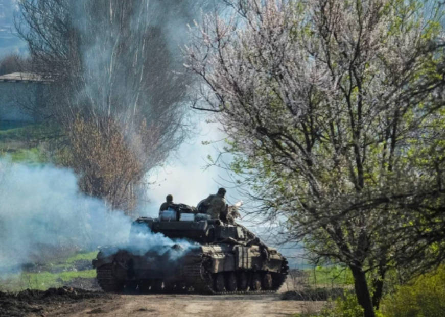 Binh sĩ Ukraine lái xe tăng tại chiến trường Bakhmut ngày 10/4. (Ảnh: Reuters)