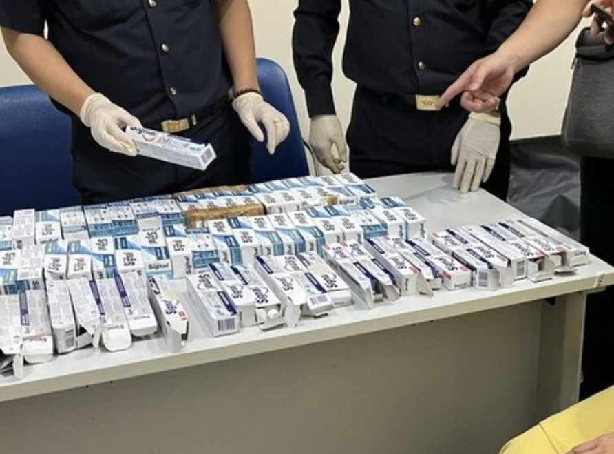 Cơ quan chức năng thu giữ ma túy trong các tuýp kem đánh răng vận chuyển qua đường hàng không