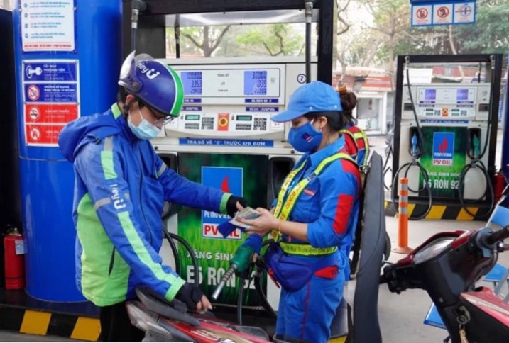 Kỳ điều hành giá xăng dầu sẽ được lùi sang ngày 4/5 thay vì ngày 1/5 như thường lệ.