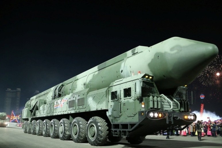 Mẫu tên lửa được cho là ICBM nhiên liệu rắn được Triều Tiên giới thiệu trong diễu binh hồi tháng 2. Ảnh: Reuters.