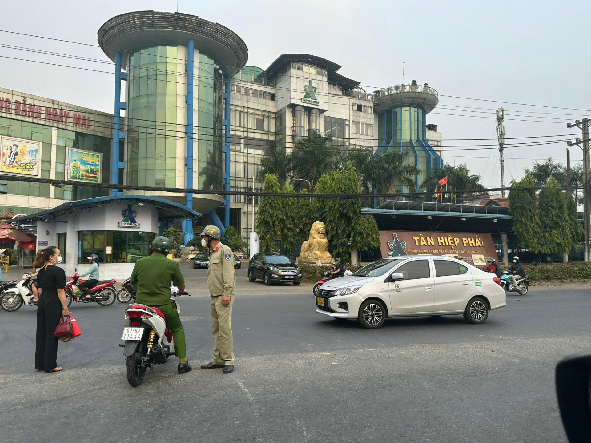 Lực lượng chức năng trước cổng trụ sở Công ty Tân Hiệp Phát ở TP Thuận An, tỉnh Bình Dương