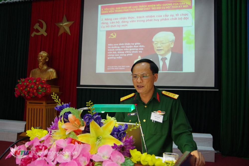  Đại tá Trần Văn Hội - Chỉnh ủy Bệnh viện Quân y 4 thi phần thực hành giảng bài giáo dục chính trị ,