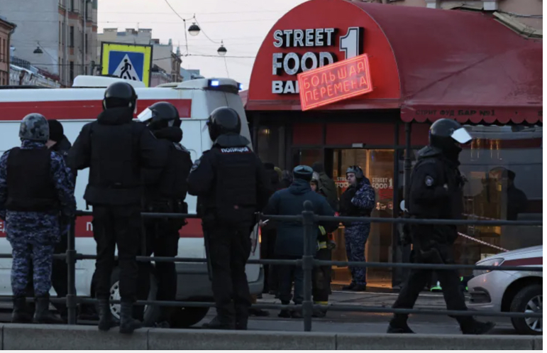 Các nhà điều tra ở hiện trường vụ nổ tại St Petersburg, Nga. Ảnh: Reuters