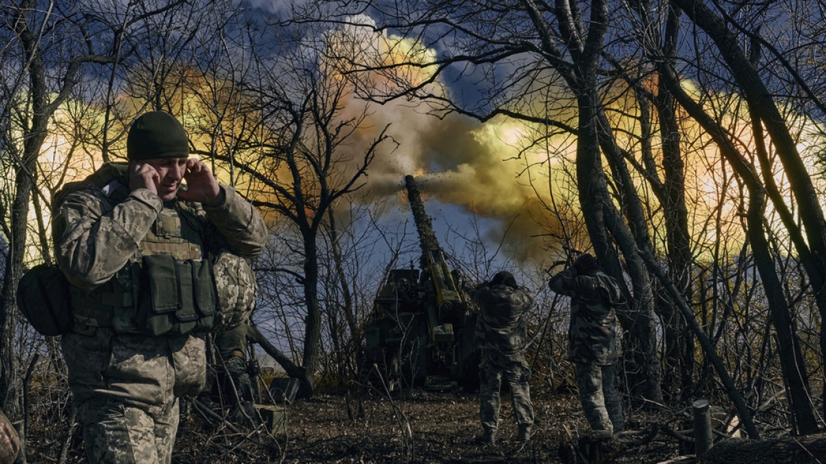 Binh sĩ Ukraine khai hỏa pháo tự hành gần Bakhmut, tỉnh Donetsk. Ảnh: AP