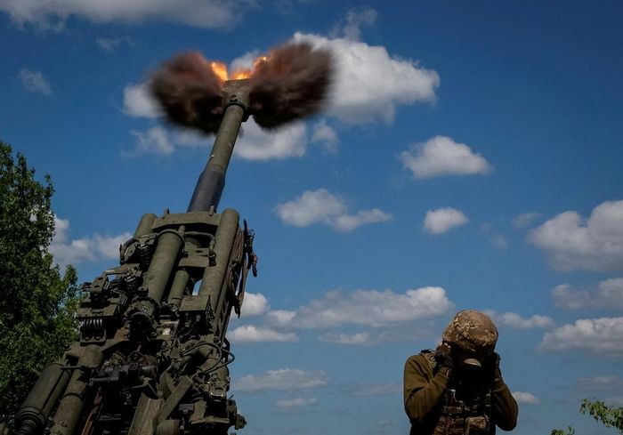 Ukraine khai hỏa lựu pháo M777 ở Donetsk. Ảnh Reuters