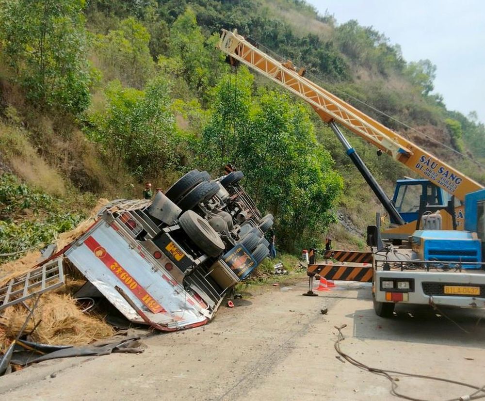 Chiếc xe chở dưa trên xe có chín người bị lật tỉnh lộ 643 huyện Tuy An. 