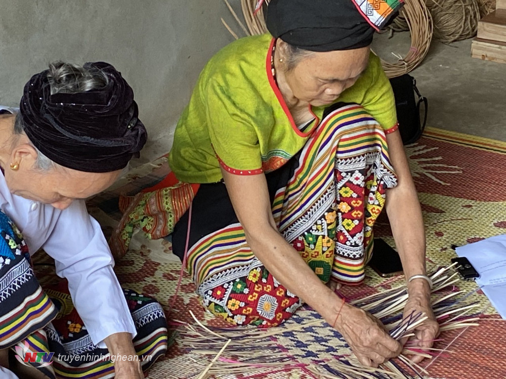 Gìn giữ và phát huy nghề đan lát truyền thống của người Thái tại xã Yên Khê