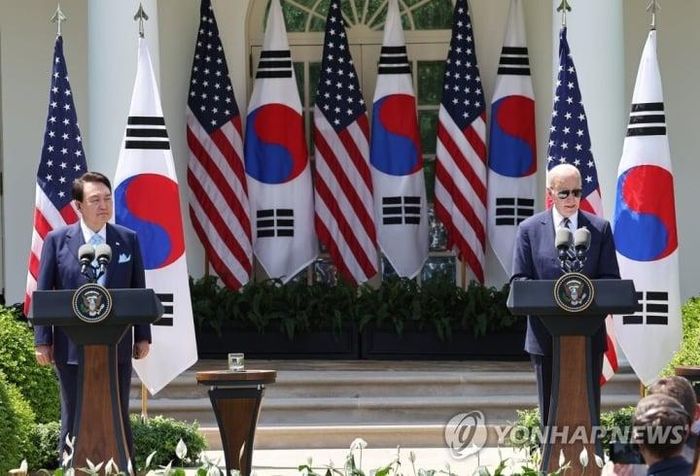 Tổng thống Joe Biden trong cuộc họp báo cùng với Tổng thống Hàn Quốc Yoon Suk-yeol. (Ảnh: Yonhap)