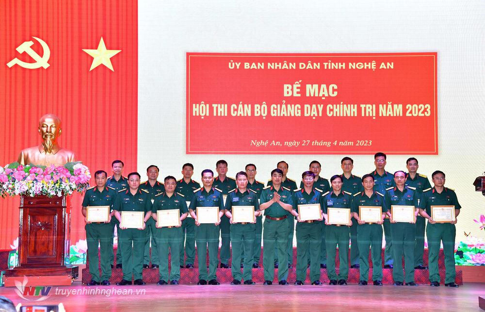 Đại tá Đinh Bạt Văn, Phó Chỉ huy trưởng, Tham mưu trưởng Bộ chỉ huy quân sự tỉnh trao Nhất, Nhì, Ba cho các cá nhân có thành tích xuất sắc.