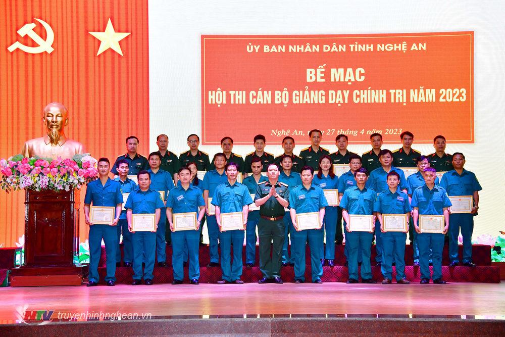 Lãnh đạo Bộ chỉ huy quân sự tỉnh trao giấy chứng nhận đạt loại giỏi trong hội thi cho các cá nhân.