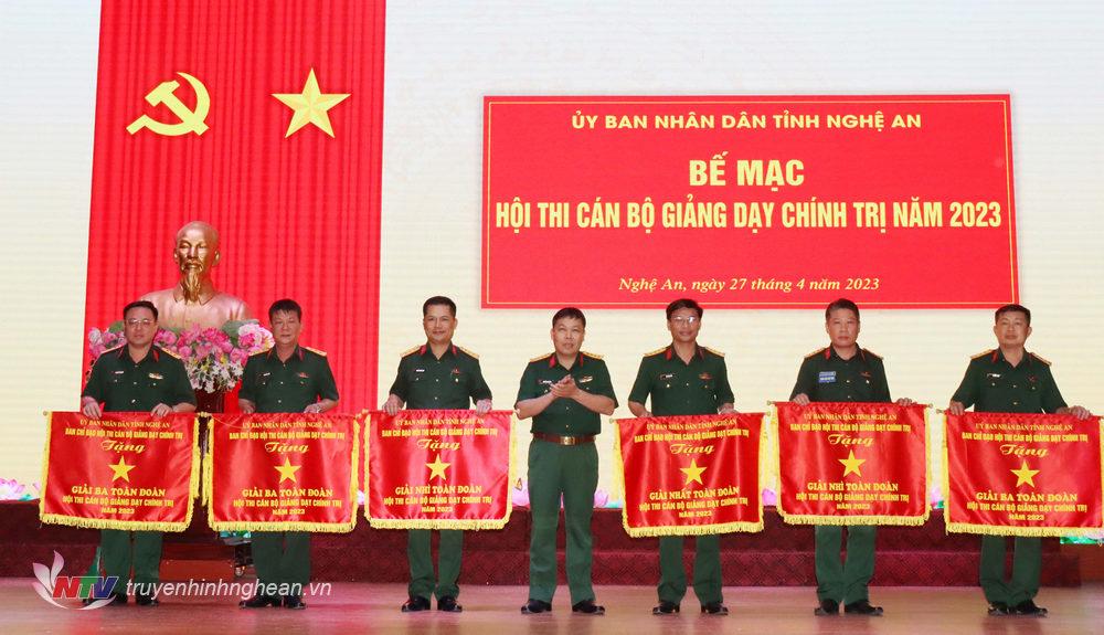  Đại tá Nguyễn Kỳ Hồng, Chính ủy Bộ Chỉ huy Quân sự tỉnh Nghệ An, Trưởng ban Chỉ đạo hội thi trao giải Nhất, Nhì, Ba toàn đoàn cho các đội thi.