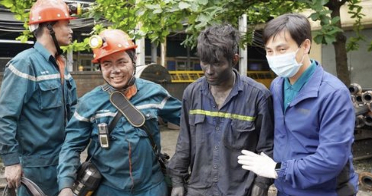Lực lượng cứu hộ đưa công nhân Phạm Công Nhiên bị mắc kẹt ra khỏi vị trí an toàn. Ảnh: Công ty CP Than Vàng Danh. 