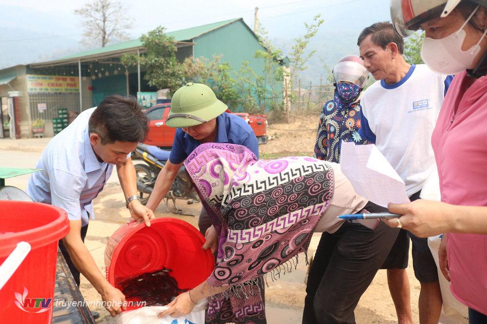 10 hộ dân ở xã vùng biên huyện Kỳ Sơn được nhận cá Lăng giống.