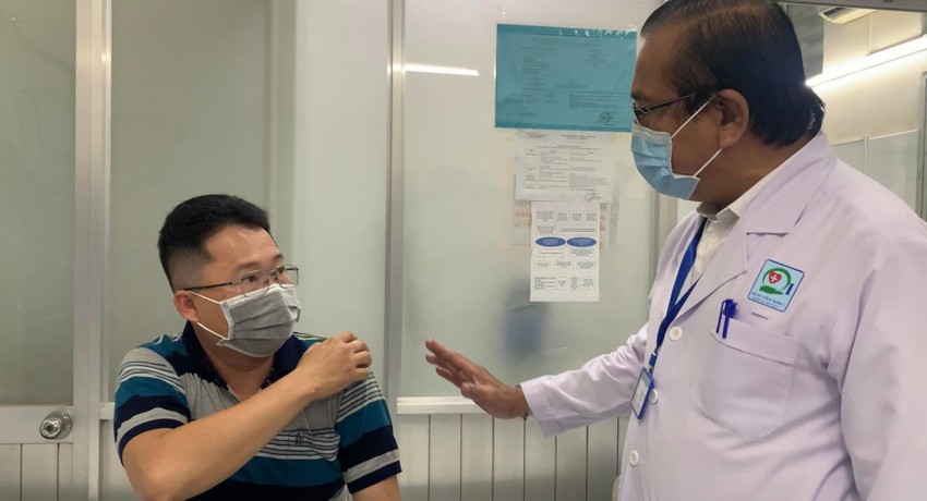 Bác sĩ Nguyễn Thành Tâm thăm khám sức khỏe cho bệnh nhân bị thương trong vụ cây xanh bật gốc ở Trường THCS Trần Văn Ơn, quận 1, TP.HCM. 