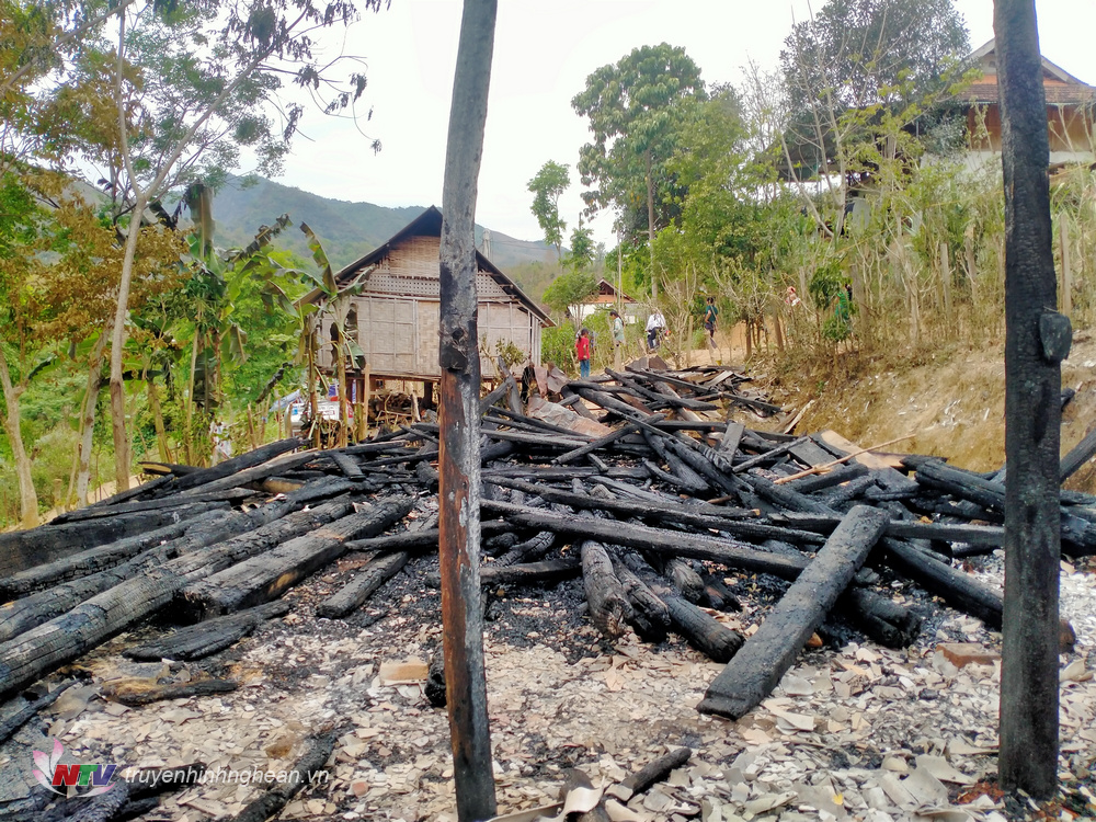 Lửa thiêu rụi hoàn toàn căn nhà sàn bằng gỗ trong đêm.