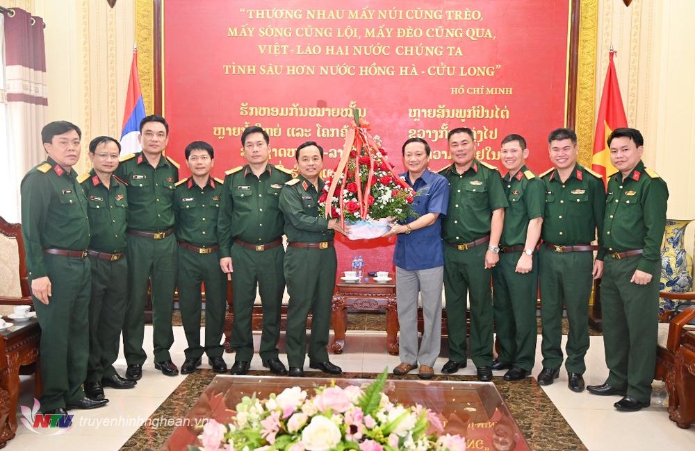 Bộ Tư lệnh Quân khu 4 thăm, chúc Tết Đại sứ quán Việt Nam tại Lào