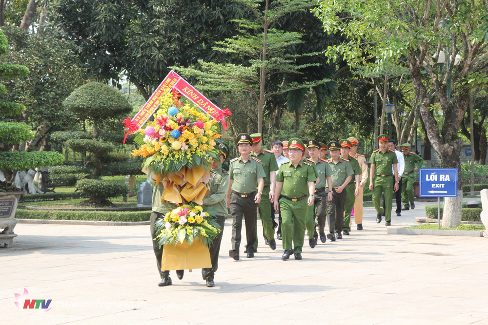 Đoàn đại biểu dâng hoa tưởng nhớ Chủ tịch Hồ Chí Minh tại Khu di tích Quốc gia đặc biệt Kim Liên