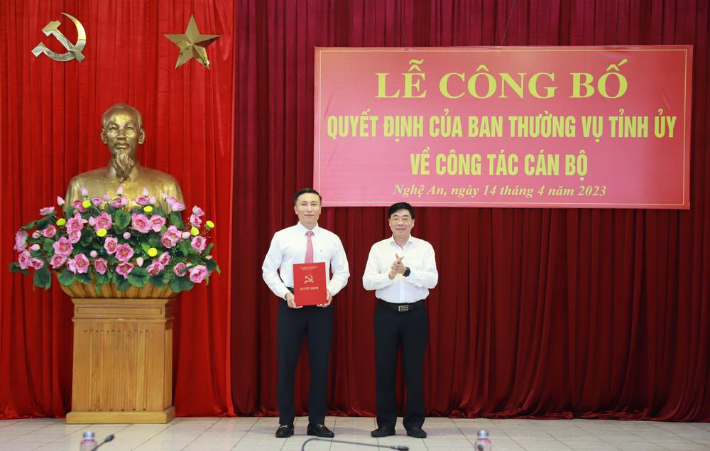 Phó Bí thư Thường trực Tỉnh uỷ Nguyễn Văn Thông trao quyết định cho đồng chí