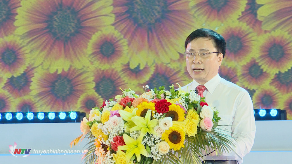 Đồng chí Bùi Đình Long - Phó Chủ tịch UBND tỉnh phát biểu khai mạc Lễ hội du lịch Cửa Lò 2023.